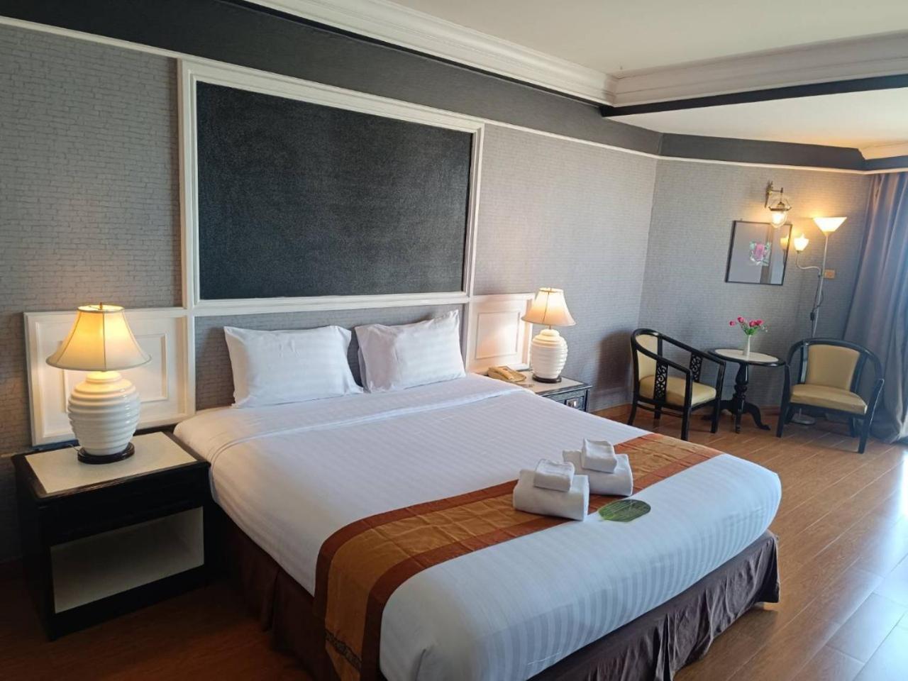 First Pacific Cirrus Hotel Pattaya Eksteriør billede