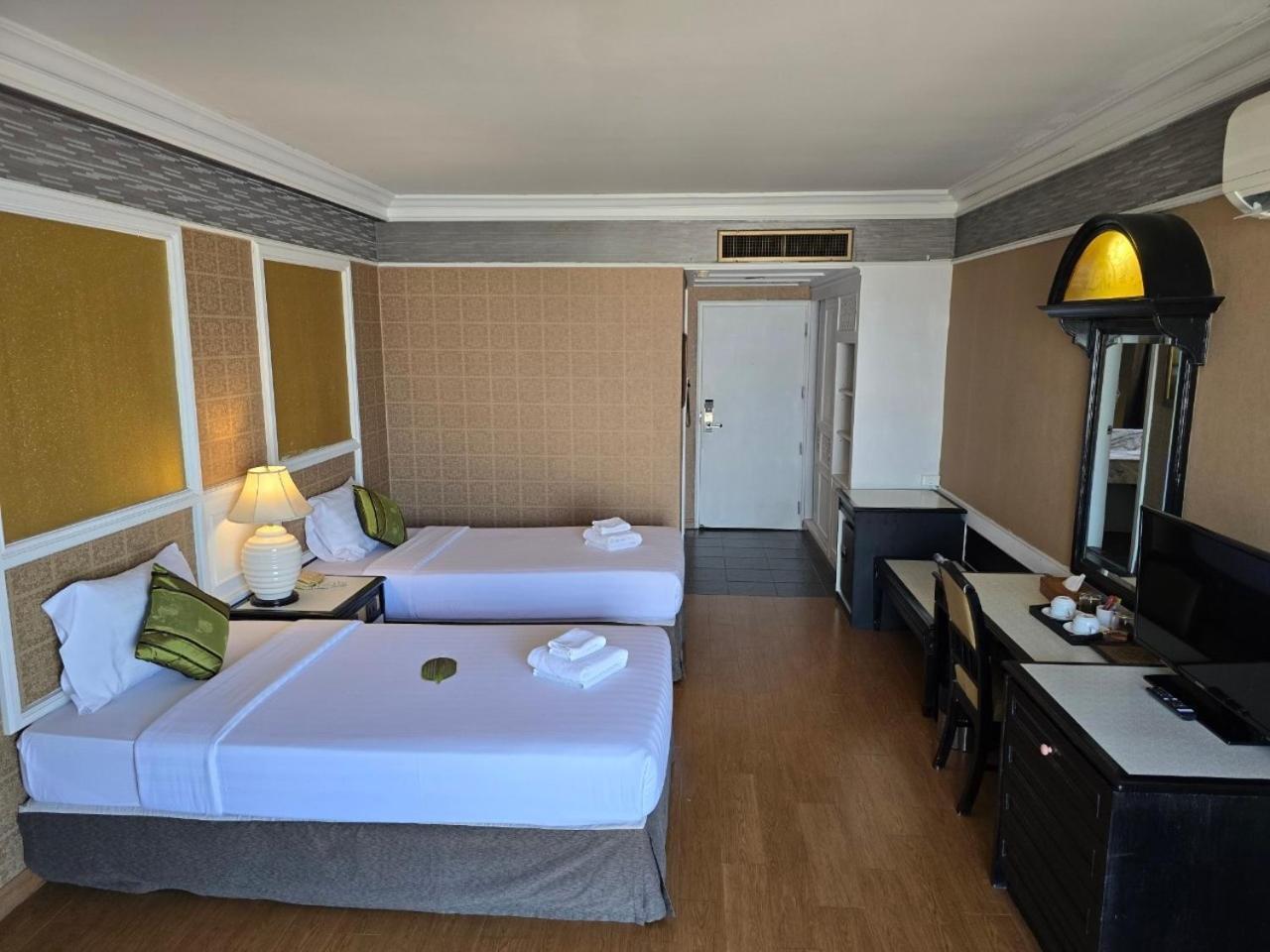 First Pacific Cirrus Hotel Pattaya Eksteriør billede
