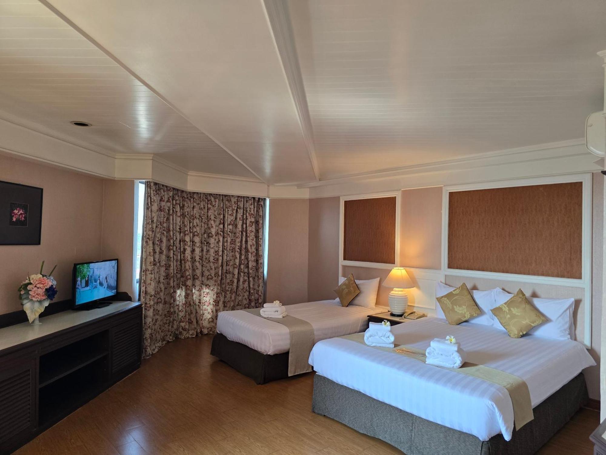 First Pacific Cirrus Hotel Pattaya Eksteriør billede