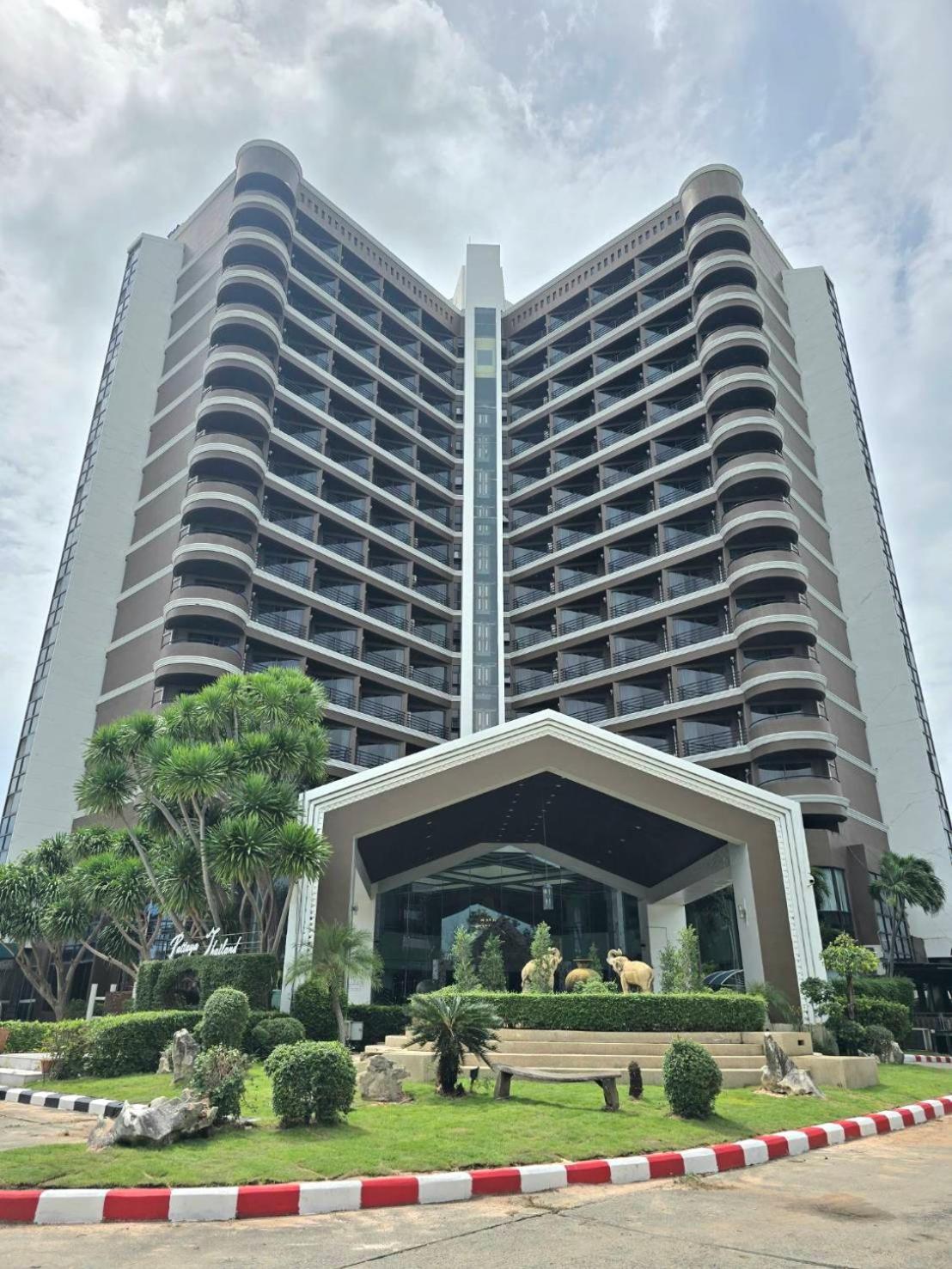 First Pacific Cirrus Hotel Pattaya Eksteriør billede